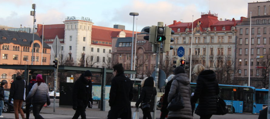 Soomes on kümneid tuhandeid palgavaeseid – Jyväskylä ülikooli dotsendi Mikko Jakoneni väitel on madalapalgalised tööd, juhuotsad ja eraisikute ettevõtlus suurendanud tööl käivate vaeste hulka