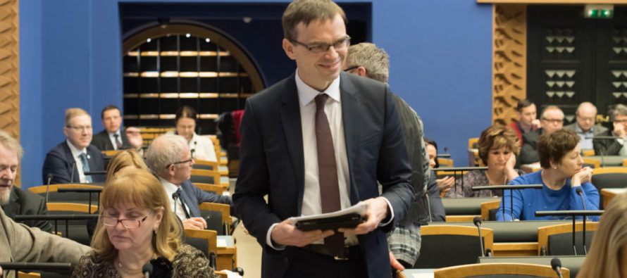 Välispoliitika arutelu keskmes olid meie ühine tulevik Euroopas ja julgeolek. Välisminister Sven Mikser: traditsioonilistele ohtudele on lisandunud terrorism, tuumarelvade levik, diktaatorite ettearvamatu käitumine, küberohud