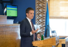 Ülevaates Riigikogule hoiatas Eesti Panga president Ardo Hansson majanduskasvu aeglustumise eest