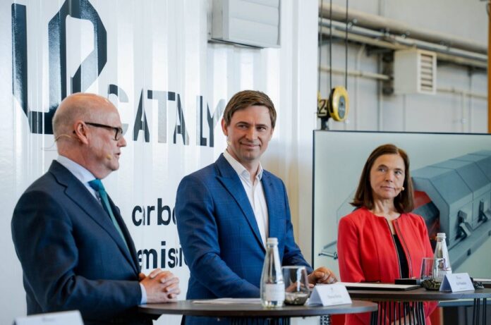 Vasakult Euroopa Investeerimispanga asepresident Thomas Östros, UP Catalysti tegevjuht Rait Maasikas ja Euroopa Komisjoni siseturu ja tööstuse peadirektoraadi asejuht Maive Rute. Foto: Up Catalyst