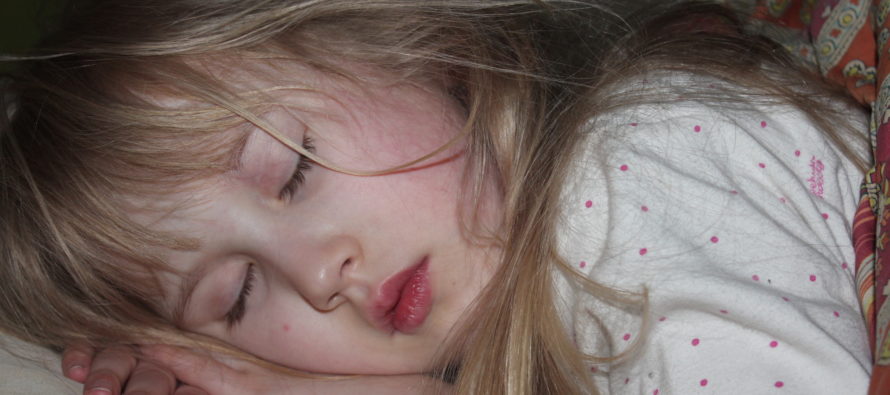 UURING: Põhjused, miks laps tuleks võimalikult vara oma tuppa magama harjutada