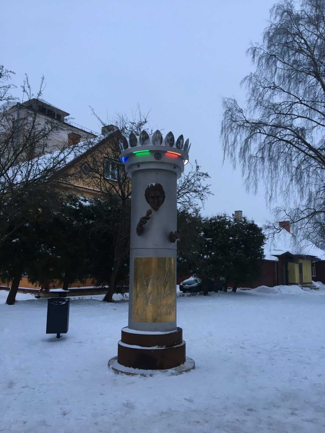 Jaak Joala kuju Posti tänaval