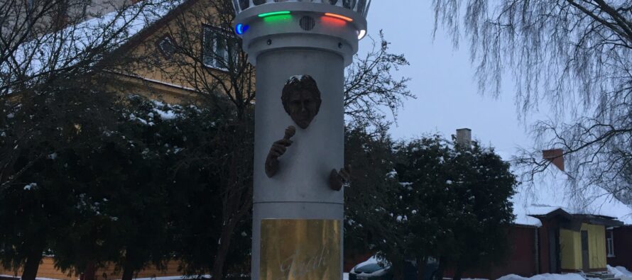 Eesti: Viljandi Posti tänava pargist eemaldati turismimagnetiks kujunenud Jaak Joala skulptuur