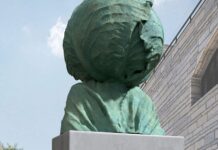 Monument loetud lugudele: RaRa kunstikonkursi võitjad selgusid Rahvusraamatukogu hoone kunstikonkursi võitis Jass Kaselaane ja Jenny Grönholmi skulptuur „Monument raamatutele, mis on loetud kapsaks“