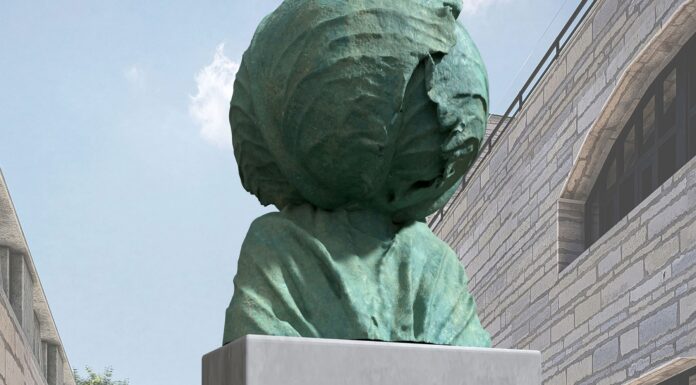 Monument loetud lugudele: RaRa kunstikonkursi võitjad selgusid Rahvusraamatukogu hoone kunstikonkursi võitis Jass Kaselaane ja Jenny Grönholmi skulptuur „Monument raamatutele, mis on loetud kapsaks“