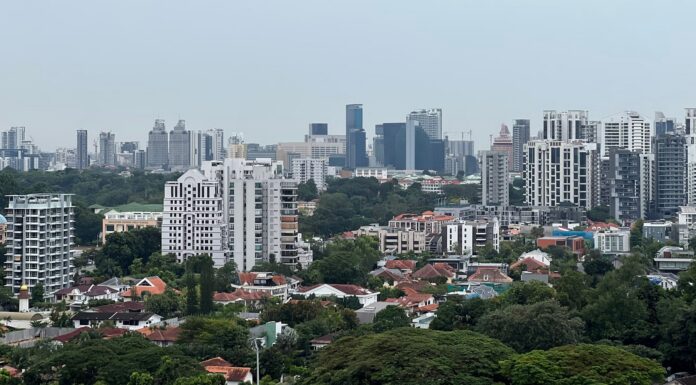PÕHJUSED, miks Singapuri maailmakuulus avaliku eluaseme süsteem on täna pinge all Tänapäeval elab umbes 80% Singapuri elanikest HDB korterites