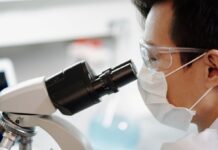 KOROONA uus tüvi Omikron levib väga kiiresti ja seda ka täielikult vaktsineeritud inimeste vahel