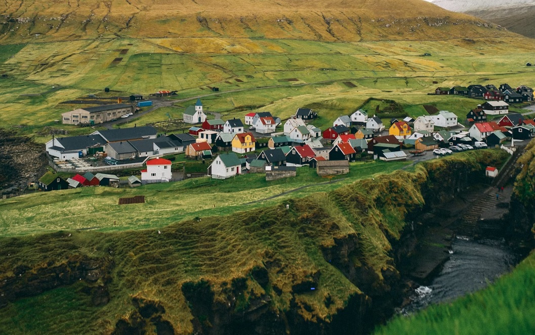 faroe islands unsplash Tühjade eluruumide teenustasu (tænastugjald fyri tóm býli) Fääri saartel