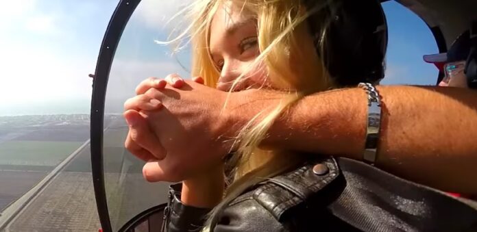 naine woman flirting ohmygossip