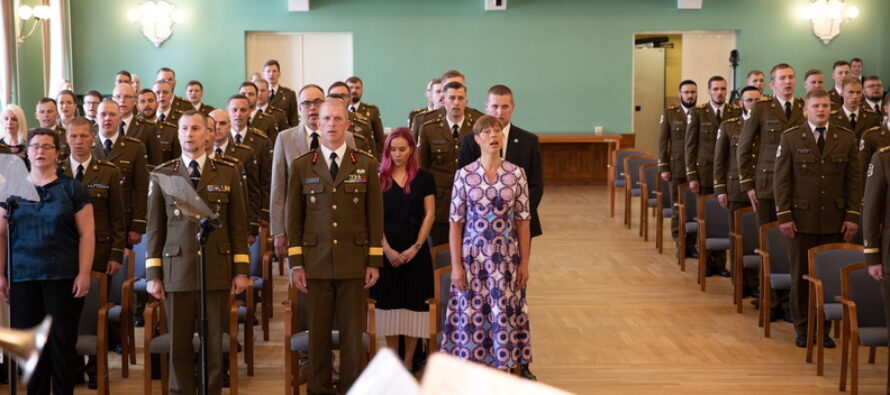 Eesti: President Kersti Kaljulaid andis Kaitseväe Akadeemia lõpetajaile üle auastmetunnused
