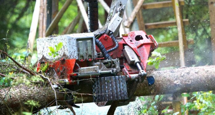 Soome: Metsatehnika firma Ponsse alustab läbirääkimisi üle 1000 töötaja sundpuhkusele saatmiseks