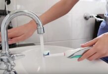 6 nõuannet, kuidas hambaharja värskena hoida ja bakterite kasvu vähendada