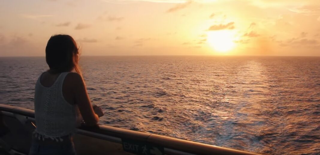 woman naine travel meri sea ohmygossip pildipank